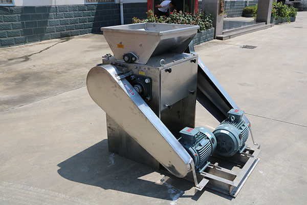 Máy nghiền urea làm bằng vật liệu thép không gỉ với mức tiêu thụ năng lượng thấp, dễ vận hành, bền và bền
